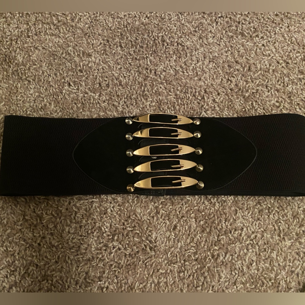 Black and Gold Women’s Stretch Belt. Snap Closure. 15.5 Length. NWOT.